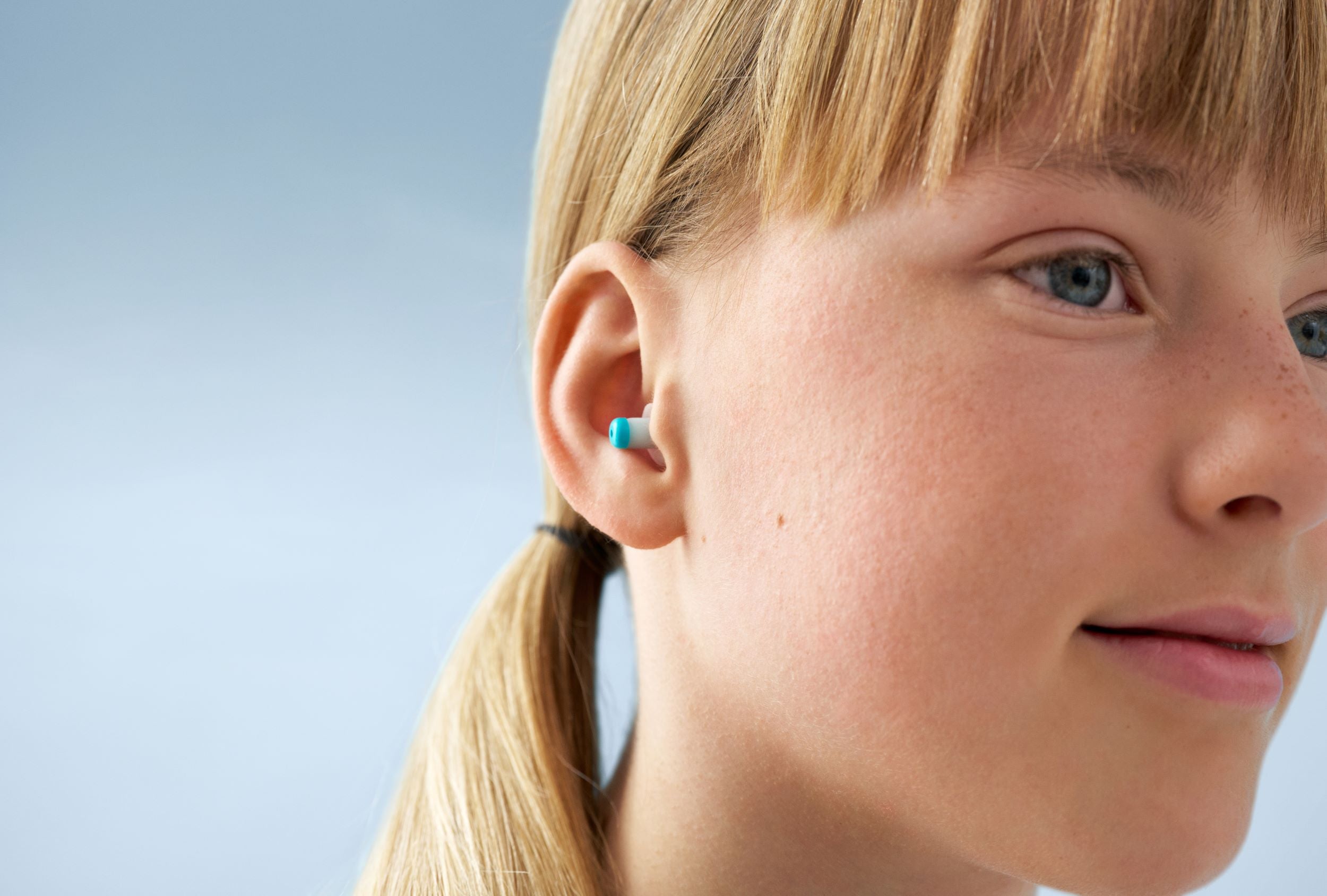 maedchen welches alpine pluggies kids im ohr traegt