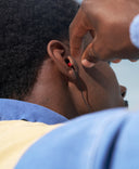 mann hat alpine woprksafe gehoerschutz fuer diy projekte in seinen ohren