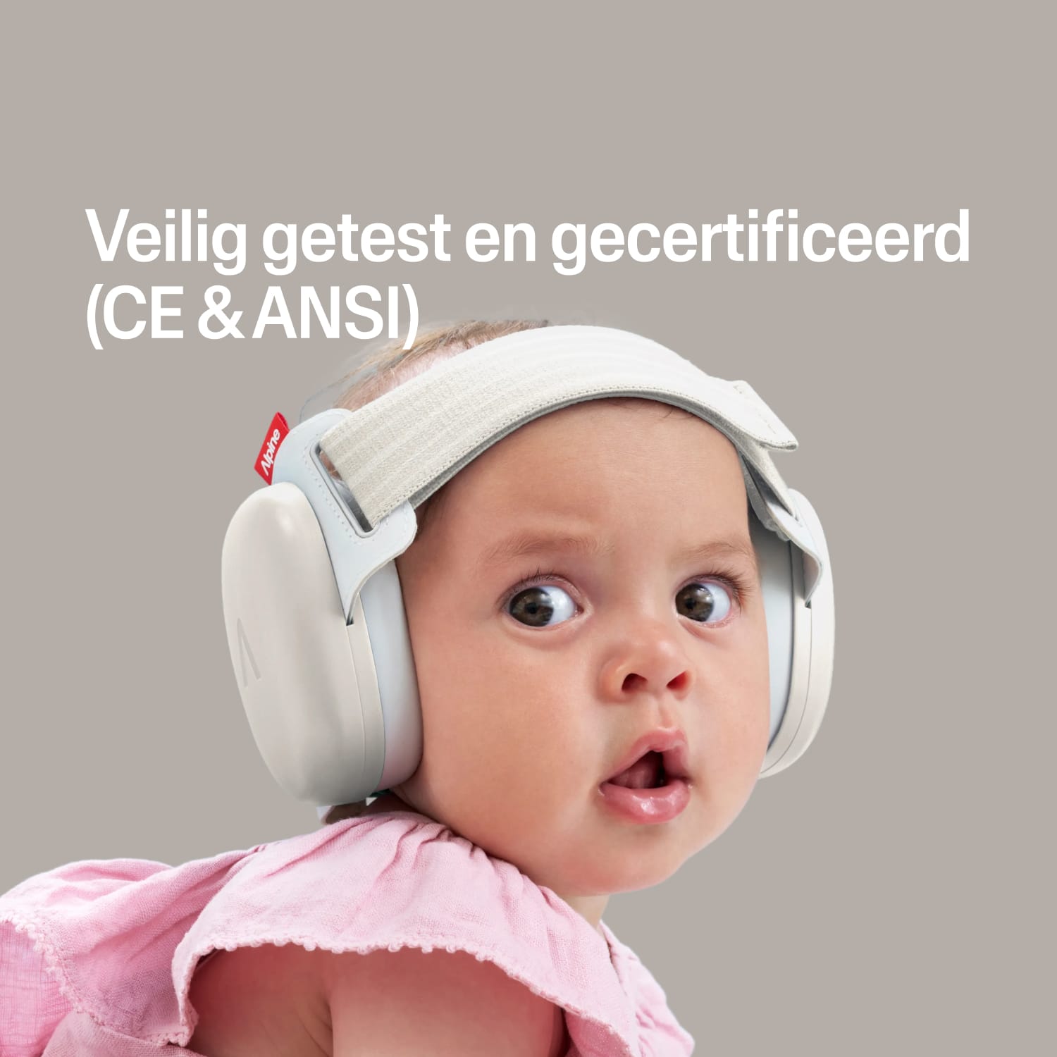 Baby met zandkleurige Alpine gehoorbescherming, veilig getest en gecertificeerd CE & ANSI