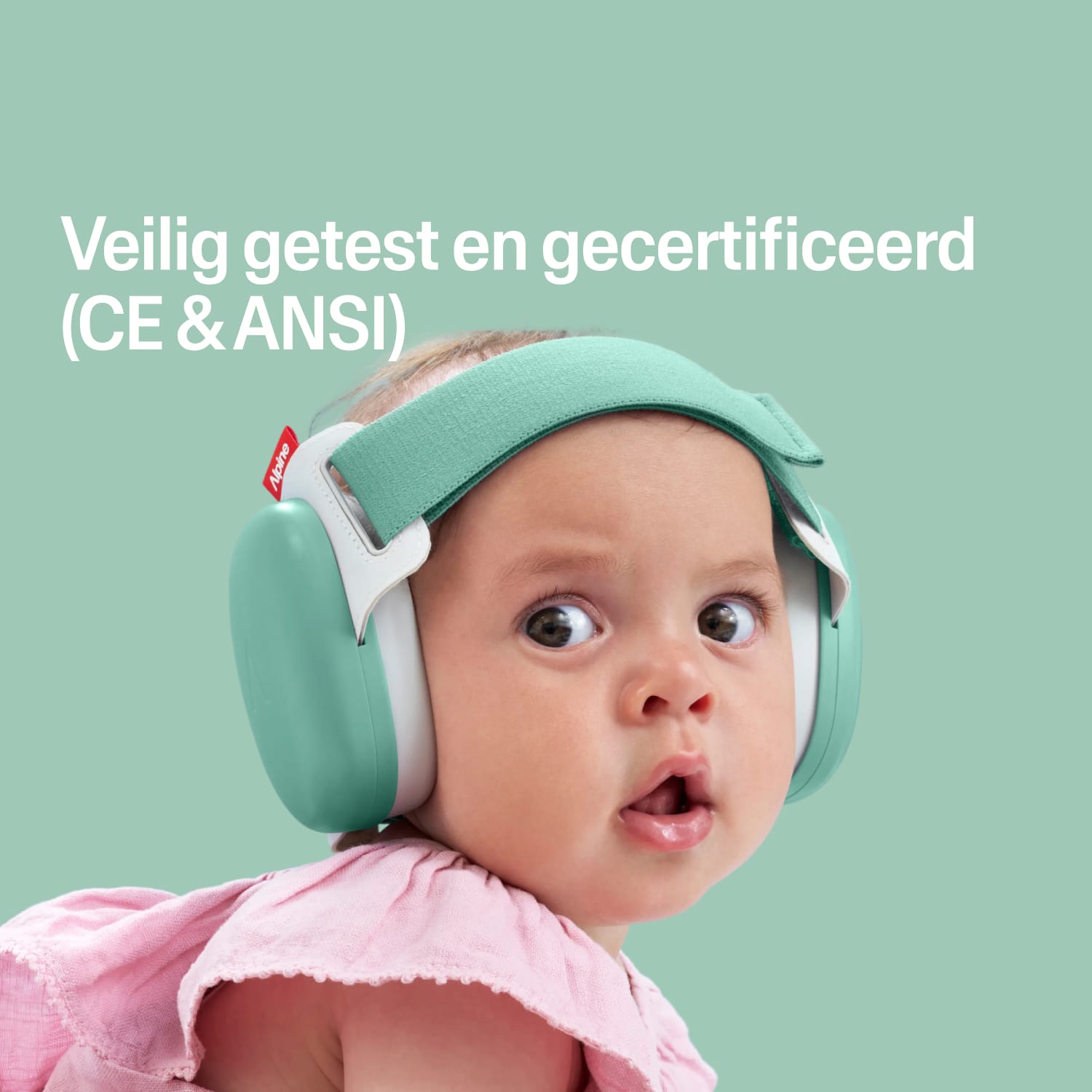 Baby met saliegroene Alpine gehoorbescherming, veilig getest en gecertificeerd CE & ANSI