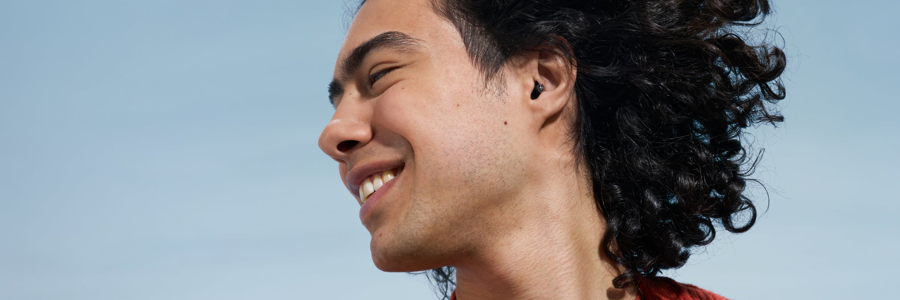 mann mit partyplug schwarz im ohr