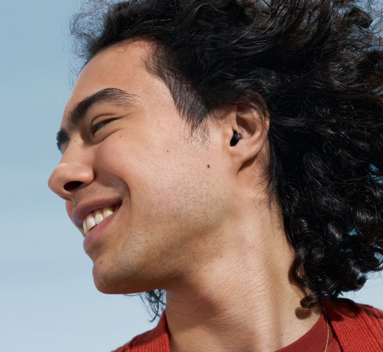 mann mit partyplug schwarz im ohr