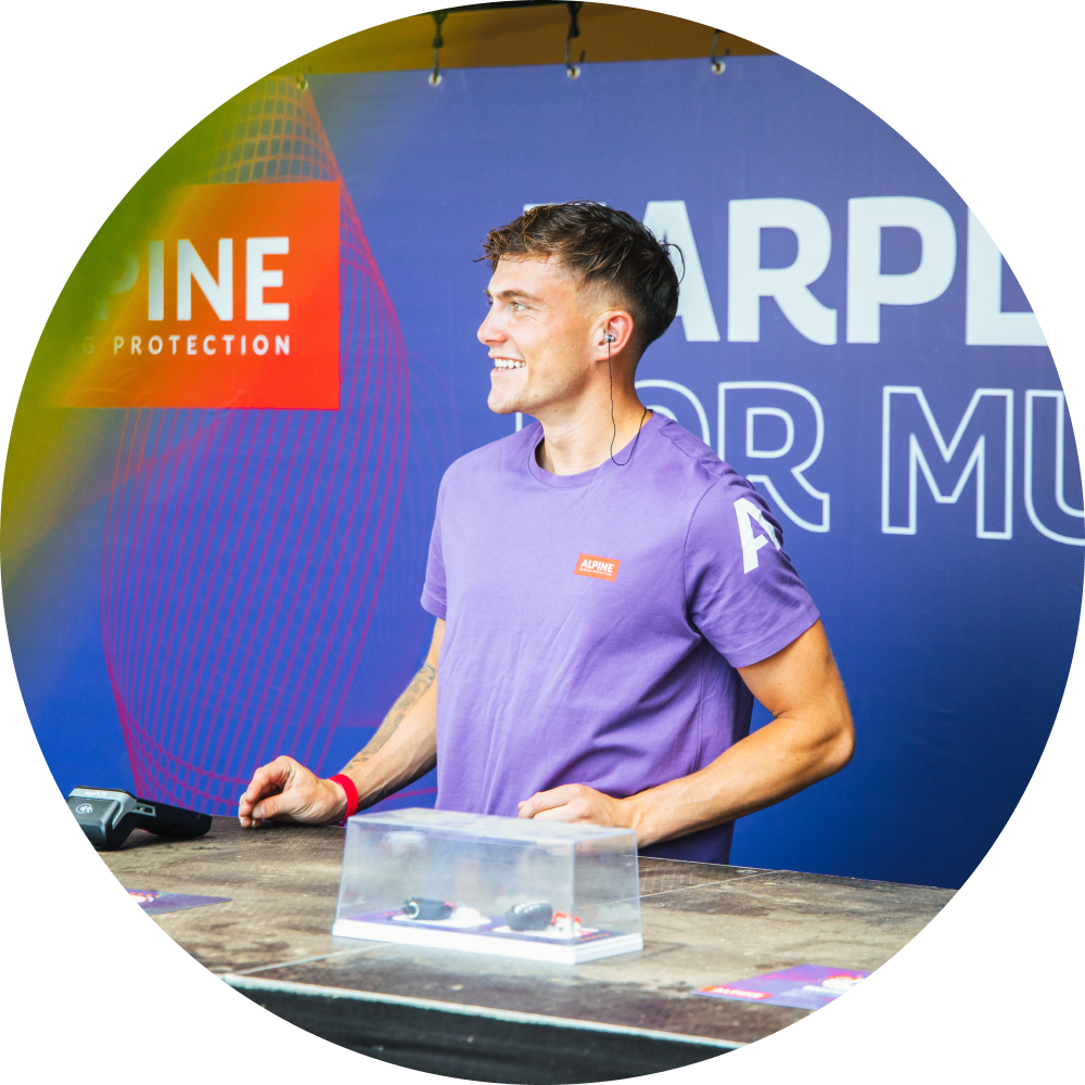 Man bij verkoopstand op een festival