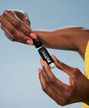 alpine case wird von einer frau geoeffnet