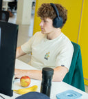 mitarbeiter im alpine office am laptop