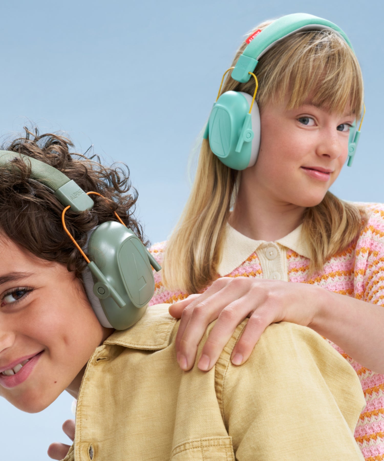 junge und maedchen tragen muffy kids in mint und olivgruen