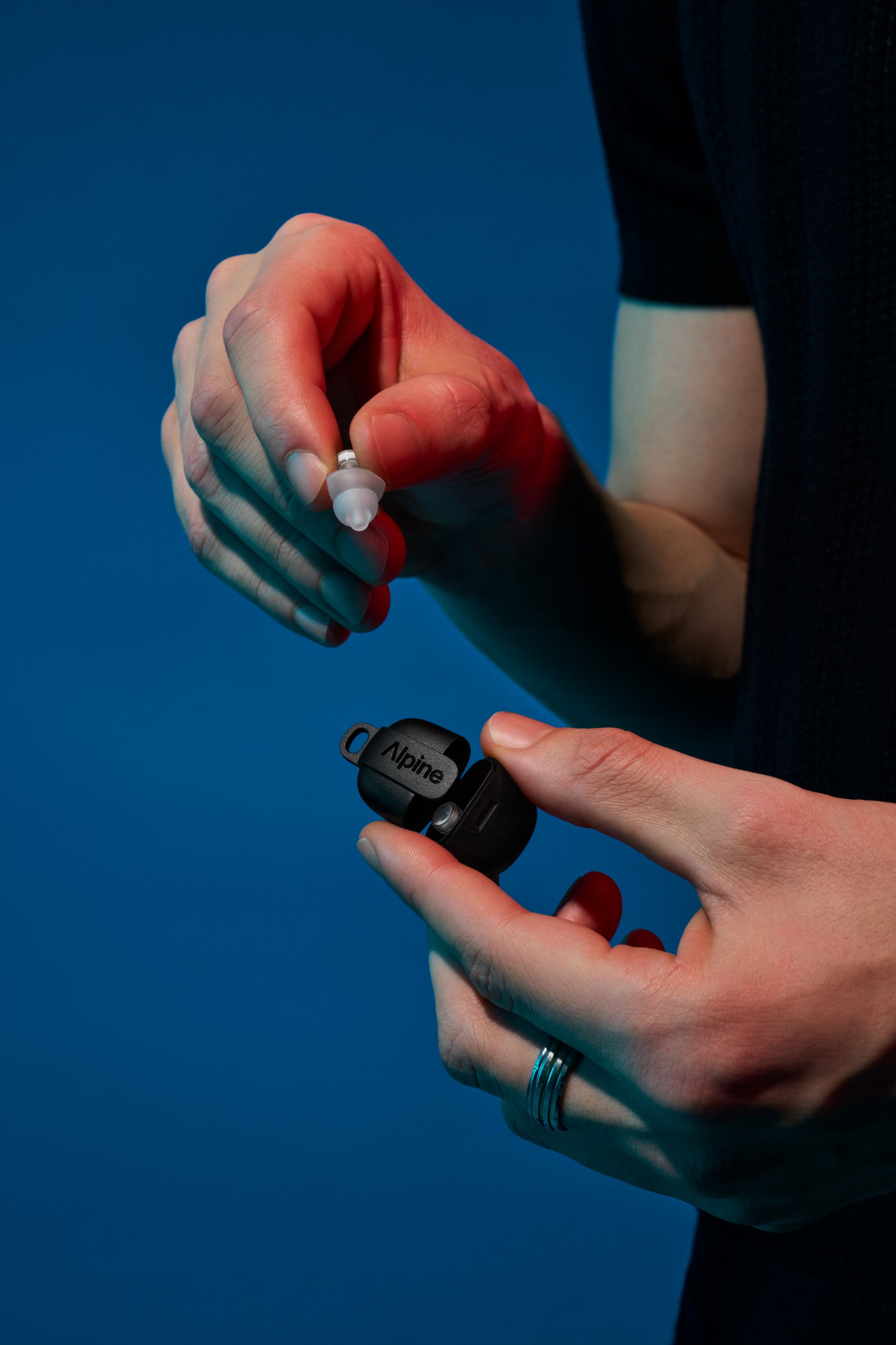 Man met Alpine PartyPlug Pro in transparant etui