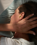 frau schlaeft mit alpine sleepsoft um den laerm vom feuerwerk nicht zu hoeren