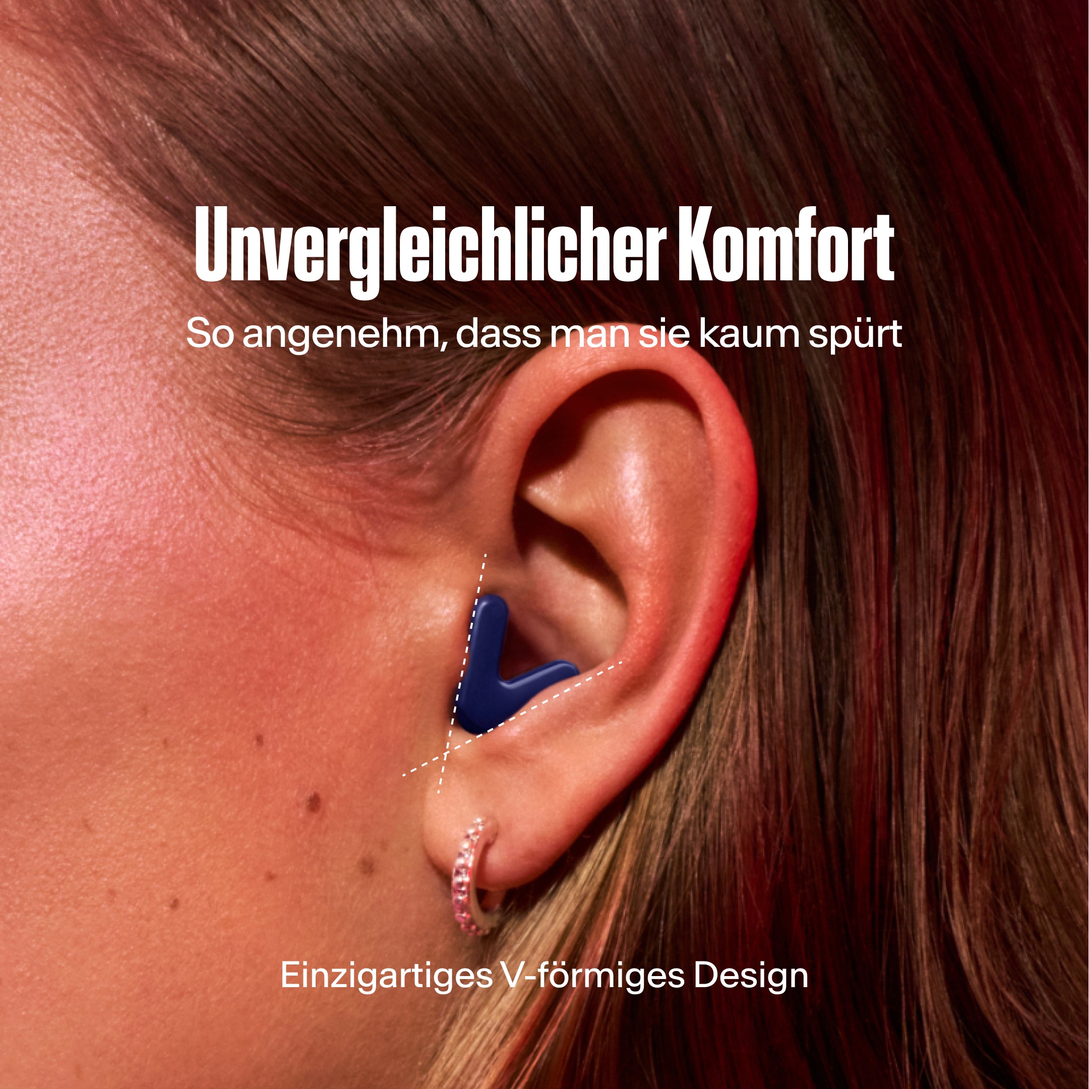 Detailaufnahme eines Ohrs mit Alpine Tune Ohrstöpsel in dark blue – zeigt den festen Sitz im Ohr #color_dark-blue