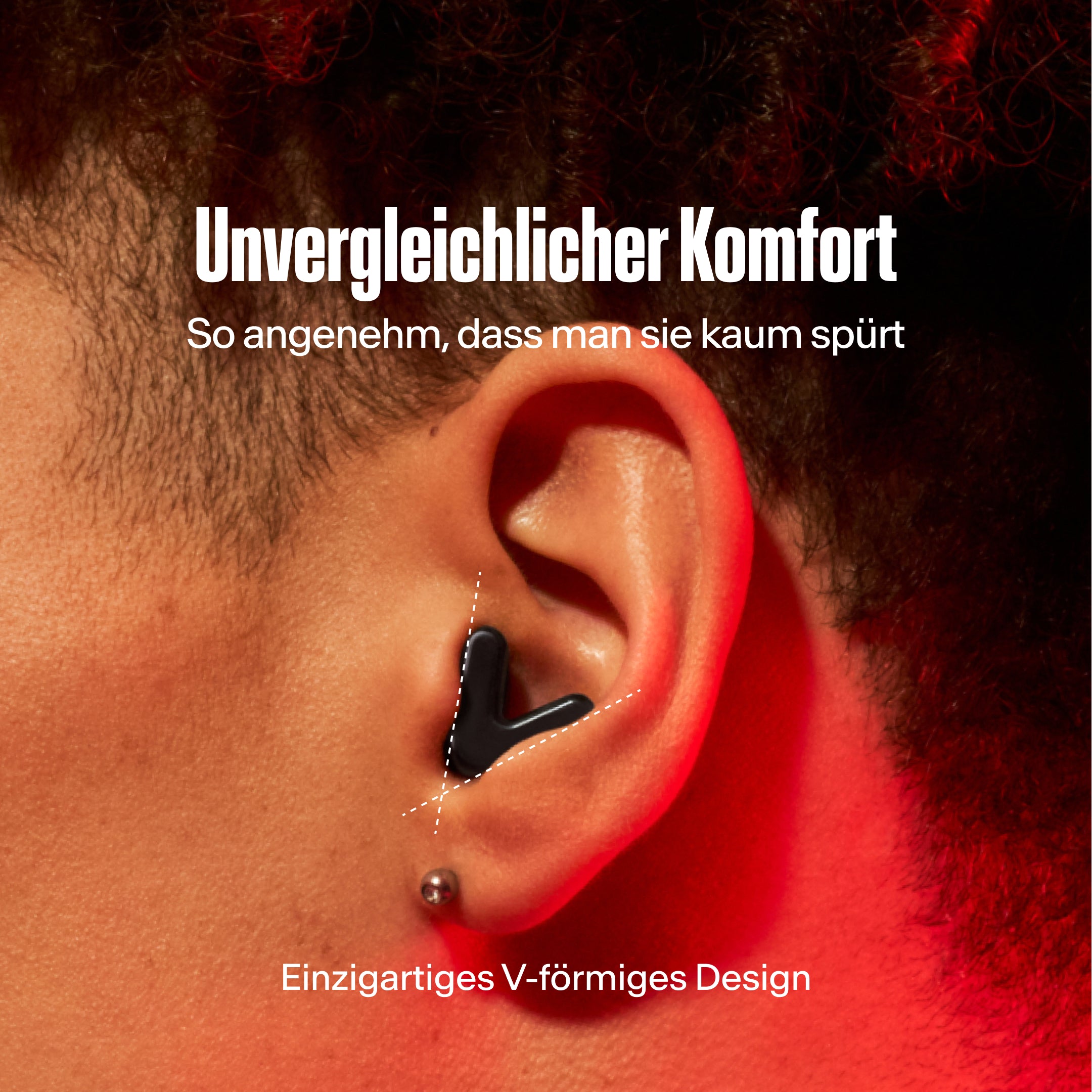 Detailaufnahme eines Ohrs mit Alpine Tune Ohrstöpsel in black – zeigt den festen Sitz im Ohr #color_black