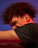 Alpine tune schwarz im ohr beim feiern