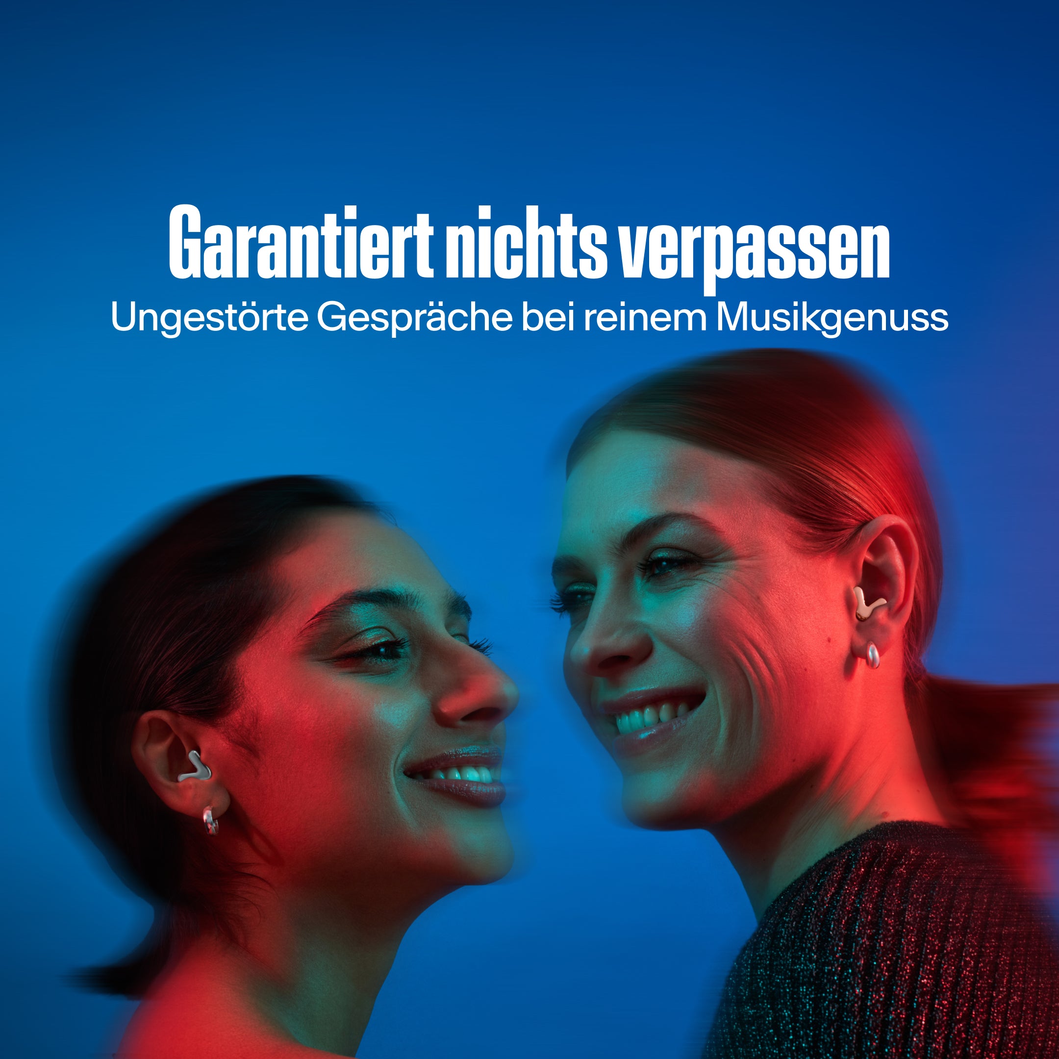 Zwei Frauen mit Alpine Tune in silver und rose gold tanzen gemeinsam