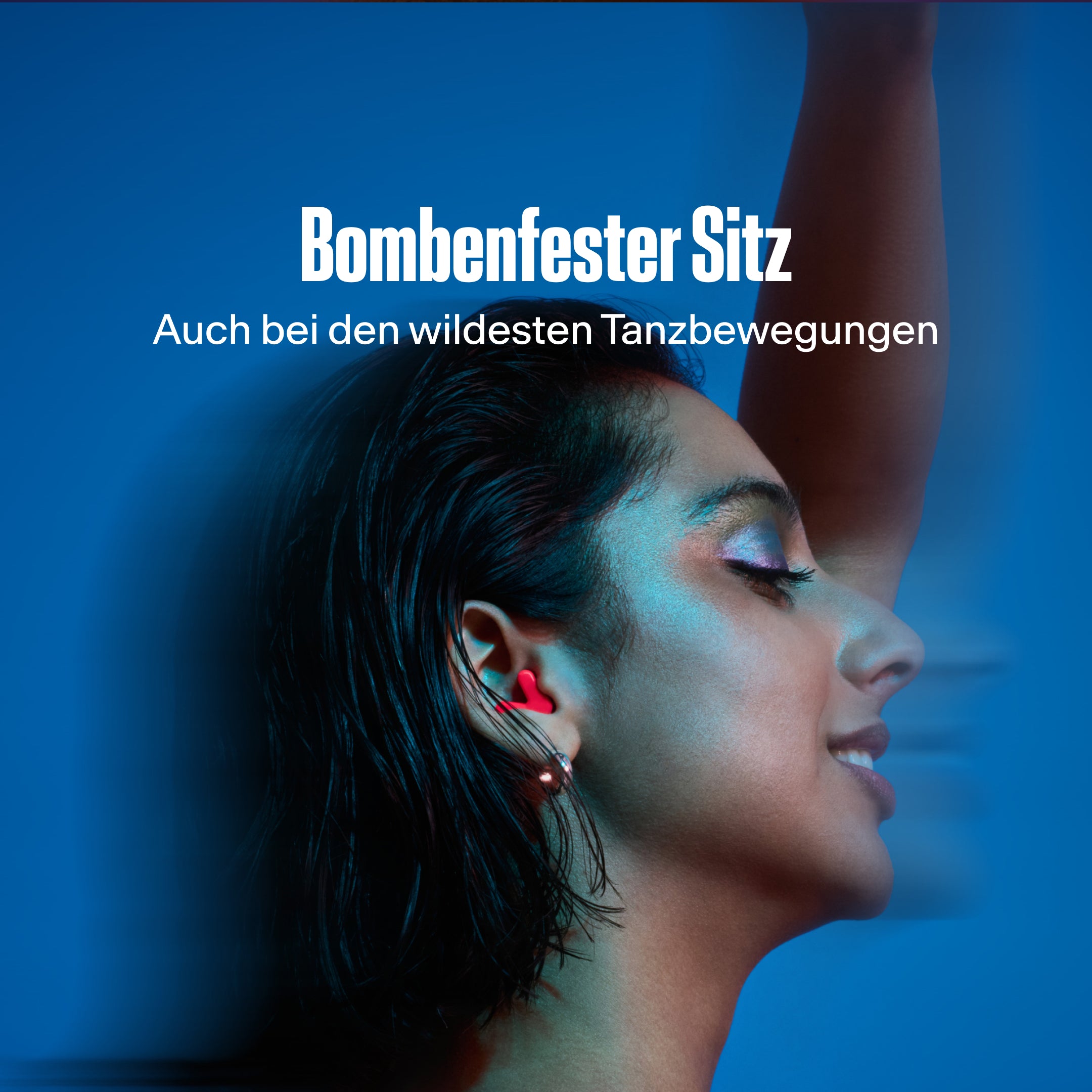 Frau trägt Alpine Tune in neon pink beim Tanzen