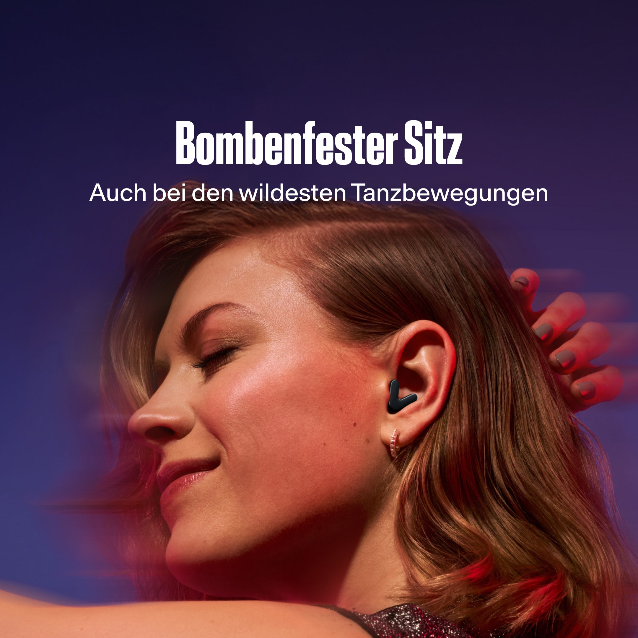 Frau trägt Alpine Tune in black beim Tanzen