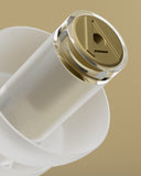 nahaufnahme des alpine musicsafe pro ohrstoepsels in transparent mit goldenem logo am ende des filters