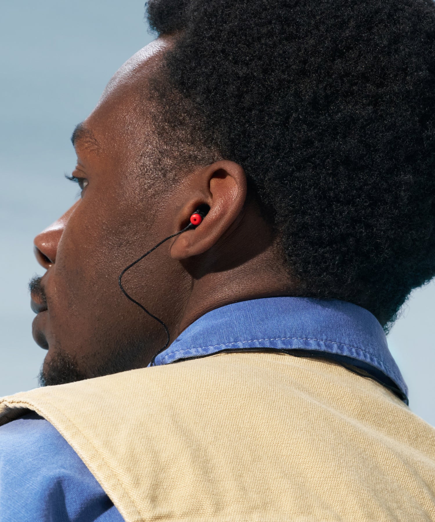 mann traegt diy earplugs mit kordel