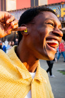 Gelbe Alpine Tune im Ohr auf Festival