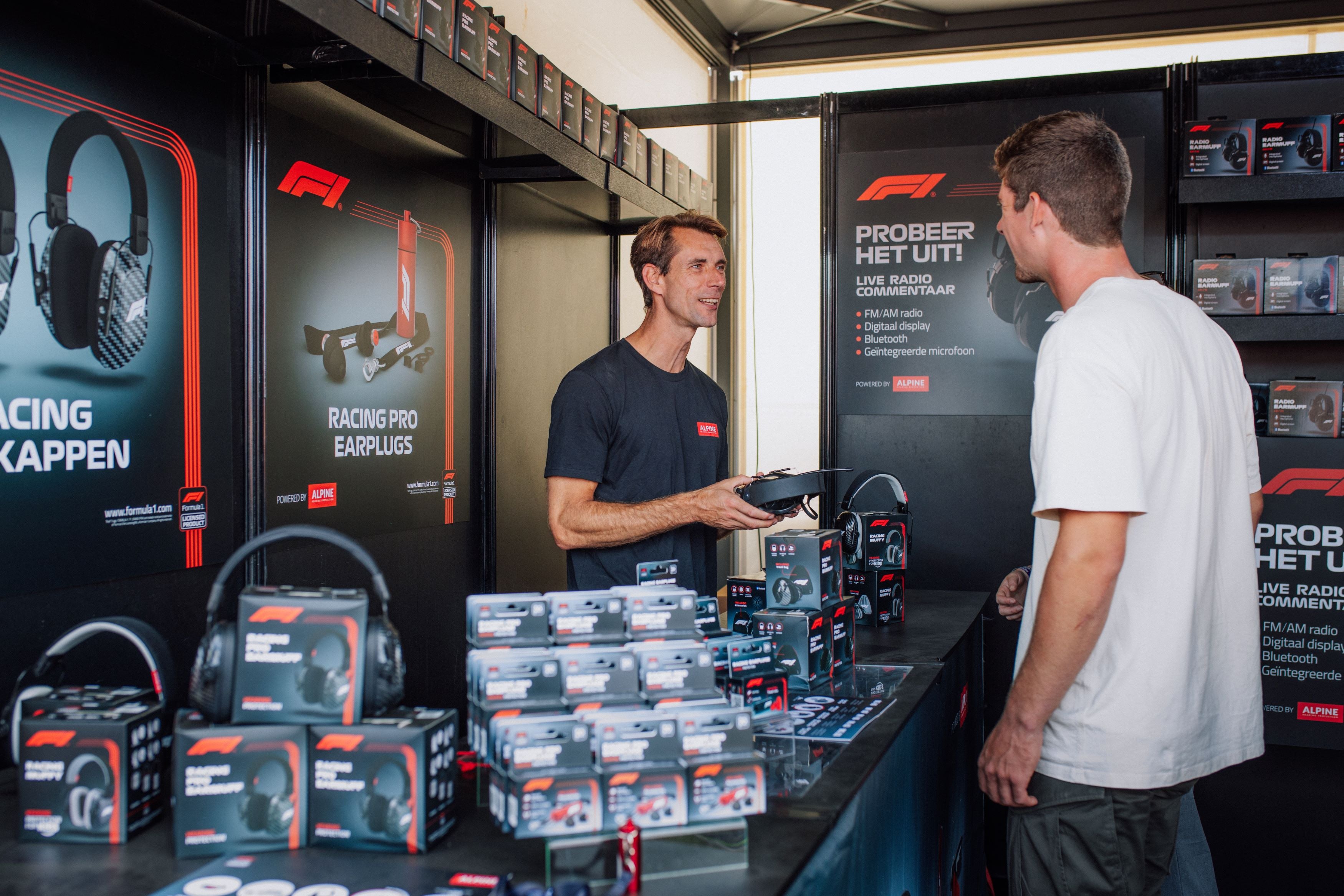 verkaufsstand bei einem renne fuer formel eins ohrschutz von alpine