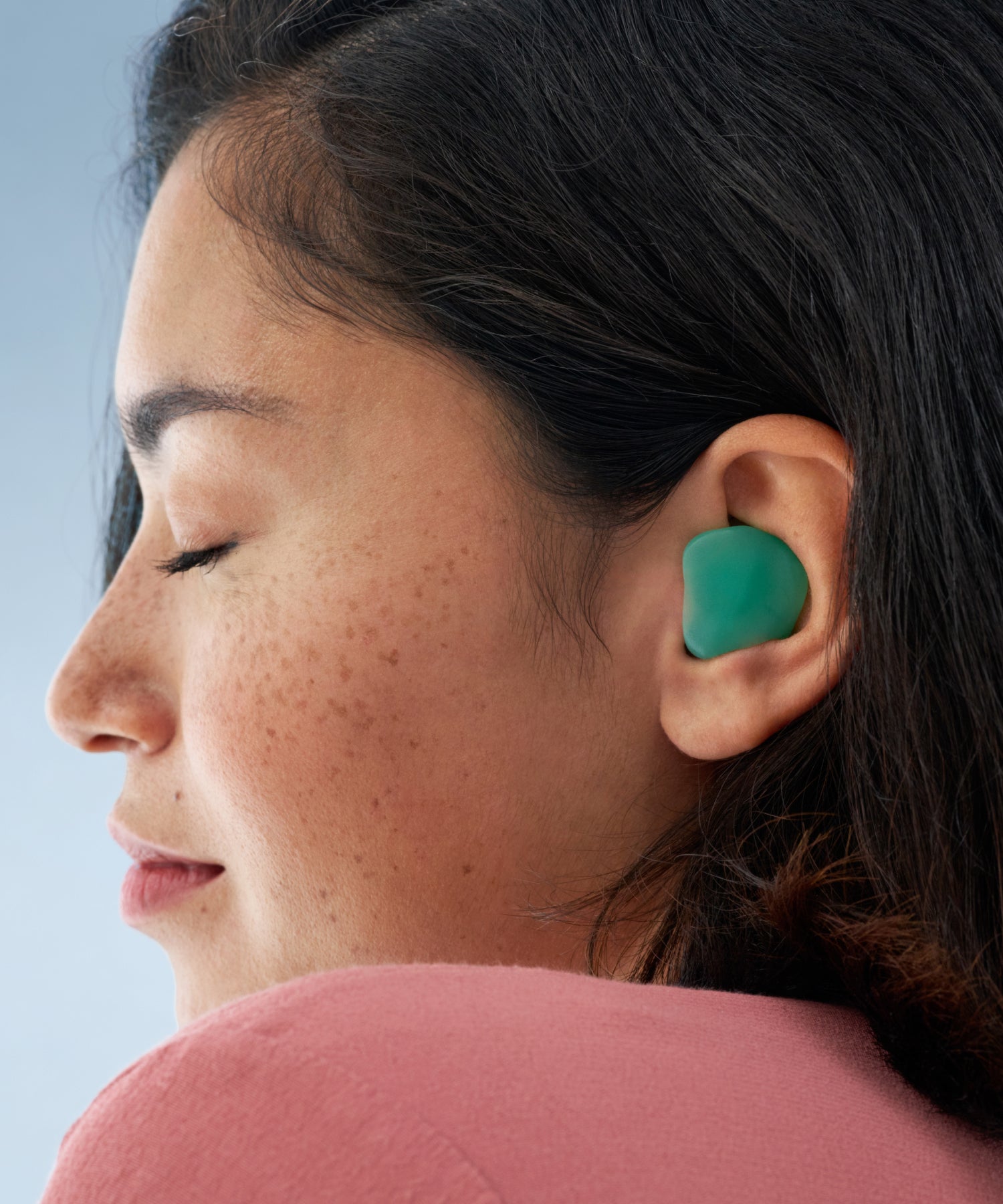 frau mit alpine softsilikon in ihrem ohr und geaschlossenen augen
