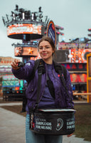 Frau mit portablem verkaufsstand von alpine auf einem festival