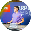 mann auf einem festival mit alpine party earplugs