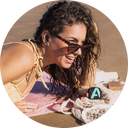 Frau am strand mit watersafepro ohrenstoepseln von alpine