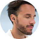 Mann mit geschlossenen augen und alpine tubne in schwarz