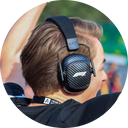 mann mit formel eins earmuffs an einer rennstrecke