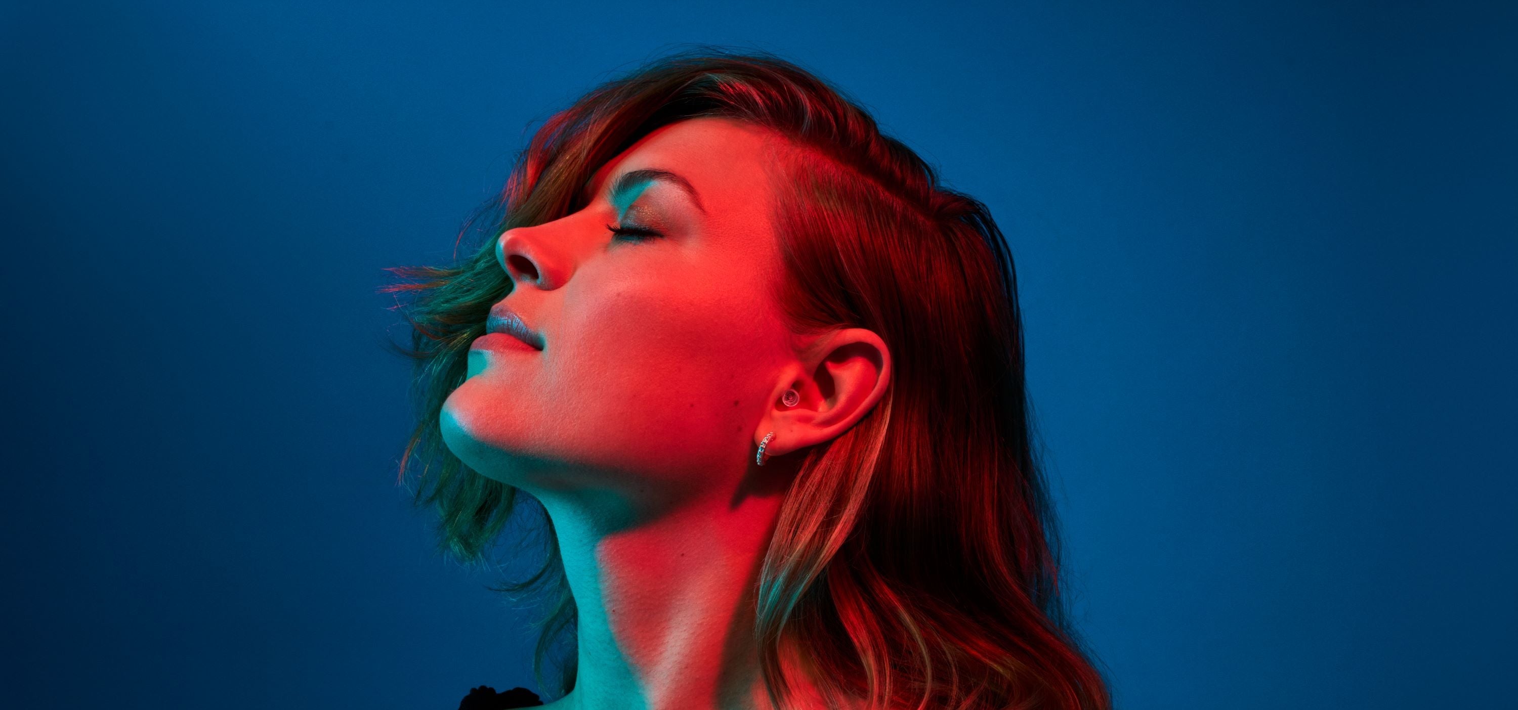 frau traegt alpine partyplug in transparent