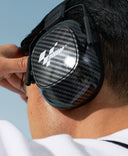 mann traegt alpine motogp earmuff auf seinem kopf
