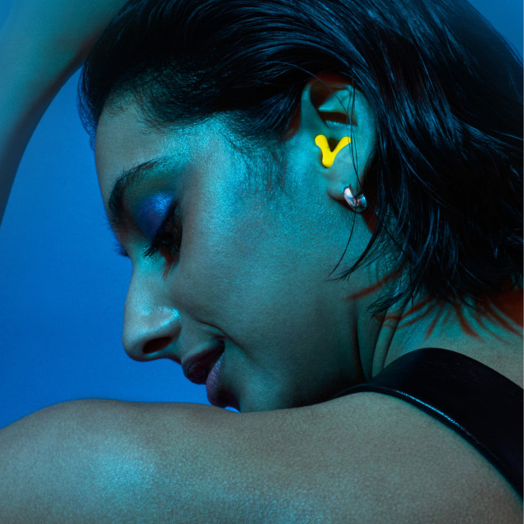 Girl dancing wearing Alpine Tune neon-yellow