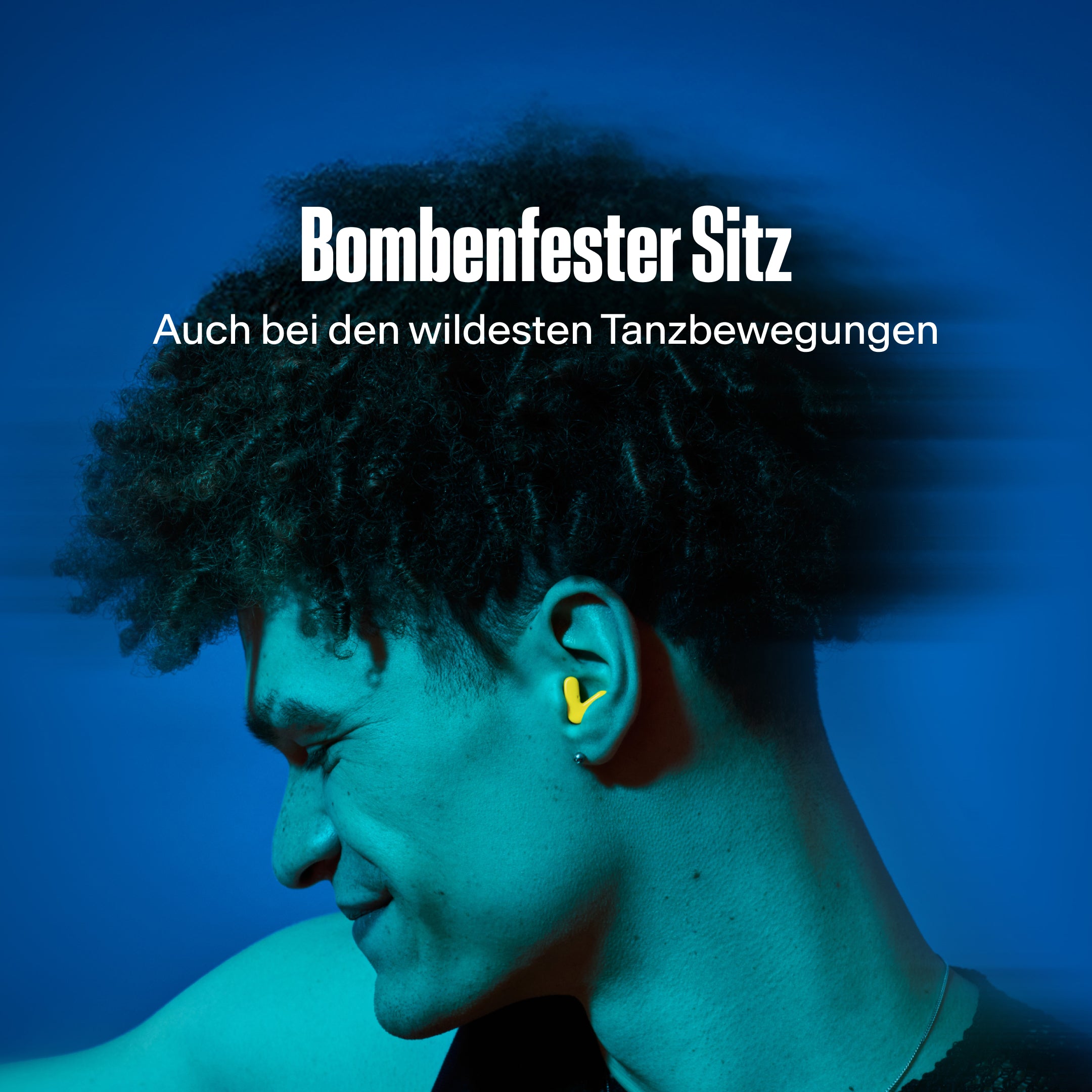Mann trägt Alpine Tune in Neongelb beim Tanzen