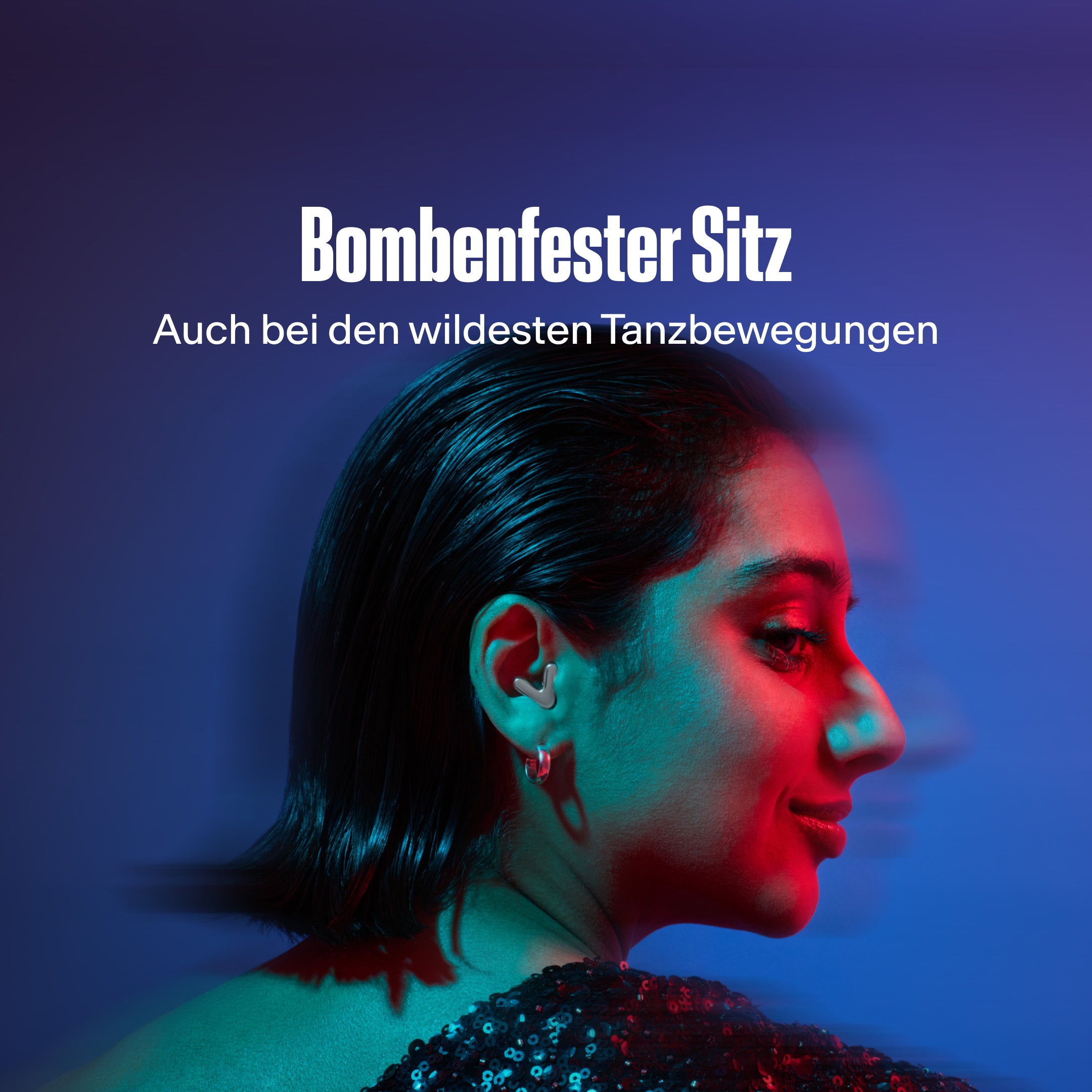Frau trägt Alpine Tune in Silber beim Tanzen