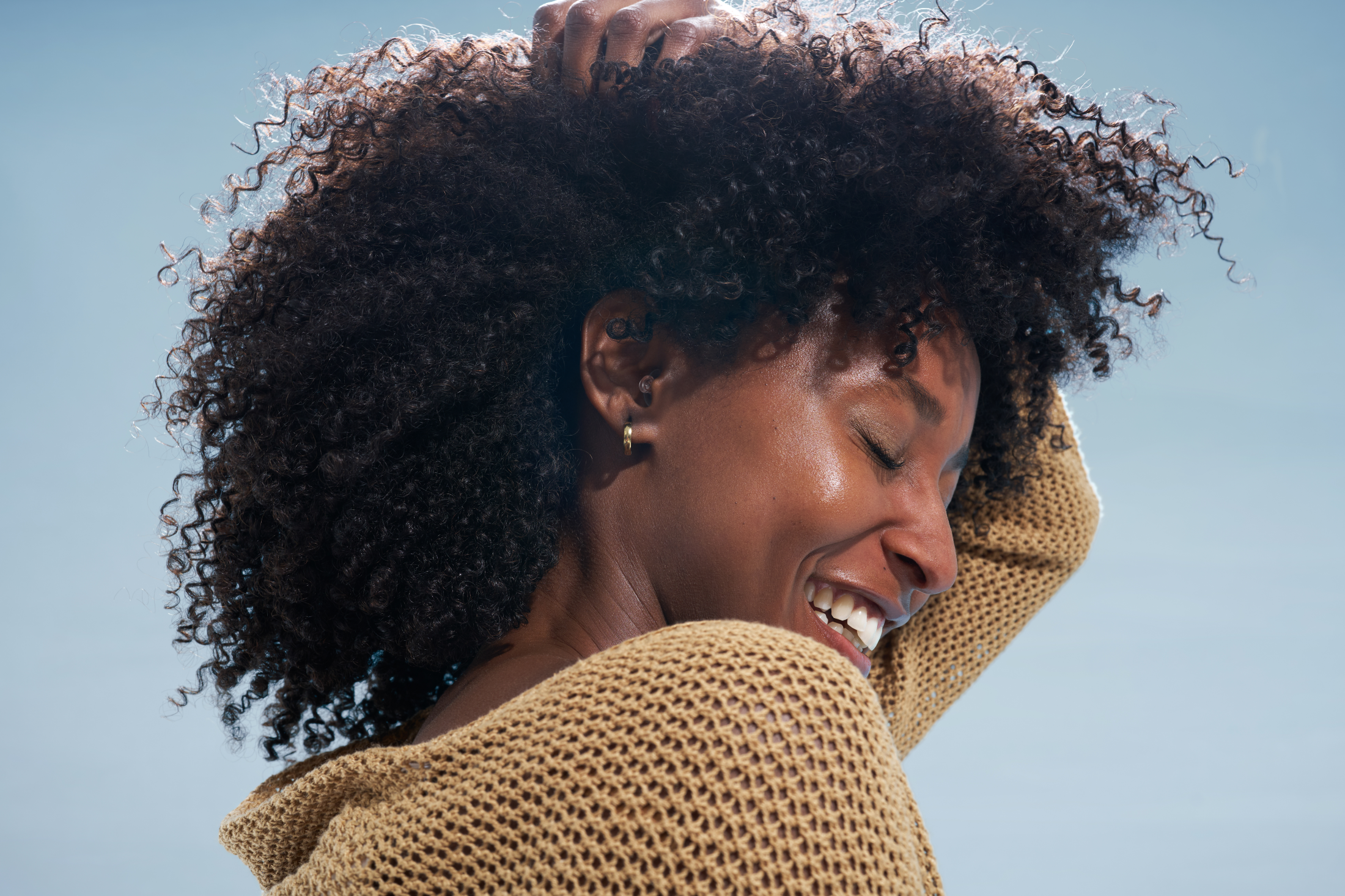 vrouw met partyplug in transparant in haar oor