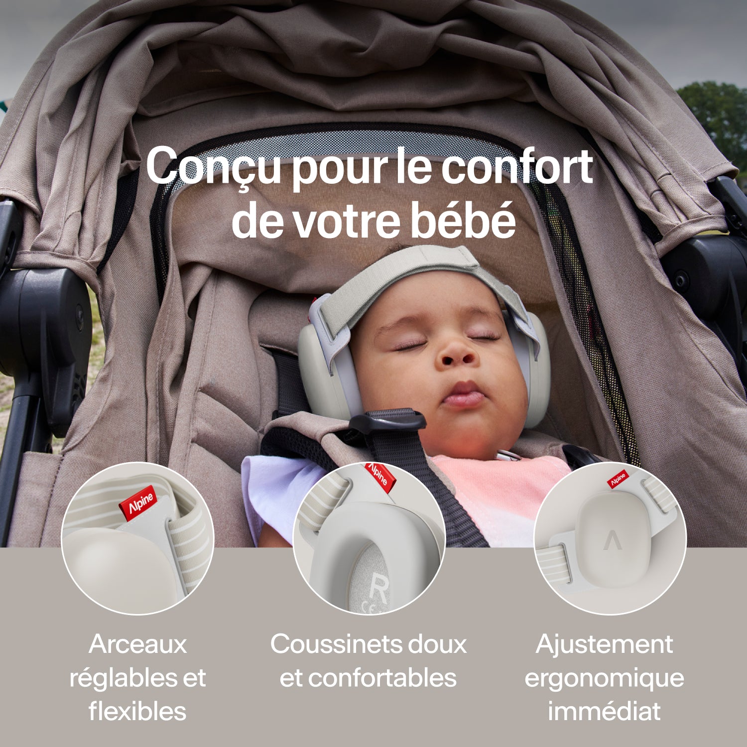 Bébé endormi en poussette portant un casque Alpine couleur sable; bandeau réglable, coussinets doux 