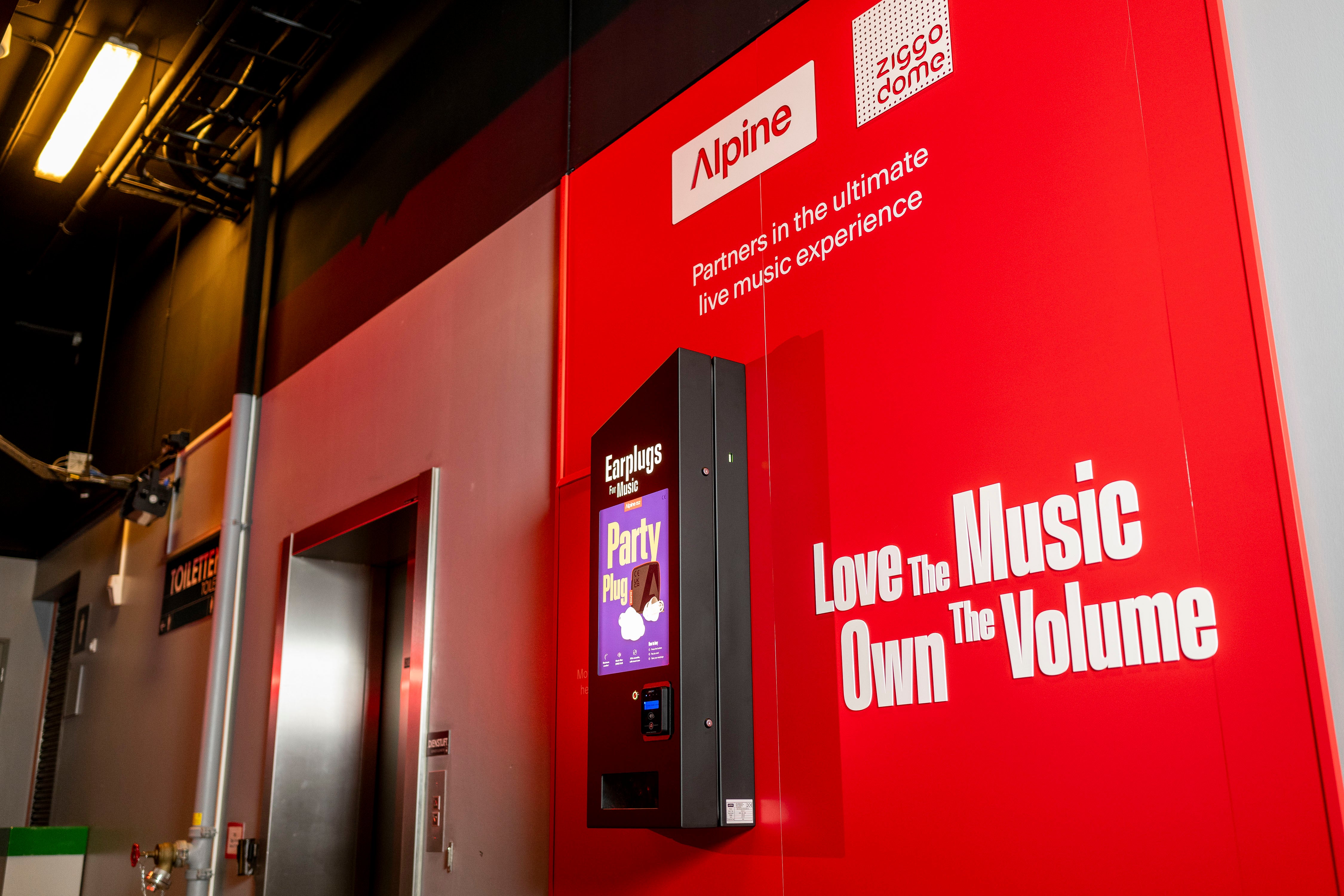 alpine verkoopautomaat op locatie met PartyPlugs erin