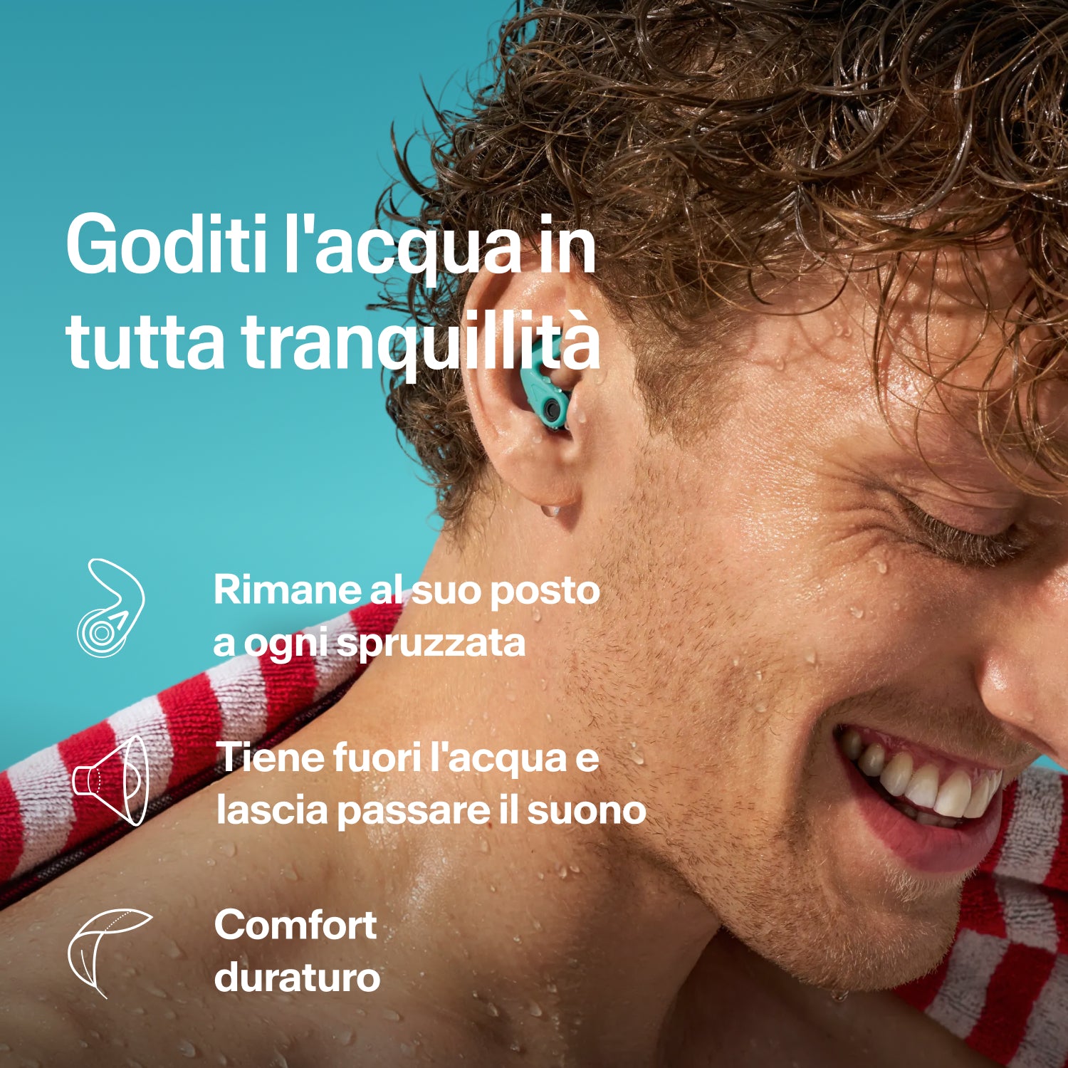 Uomo sorridente con i capelli bagnati e un asciugamano a righe che indossa un tappo Alpine WaterSafe, testo "Goditi l&