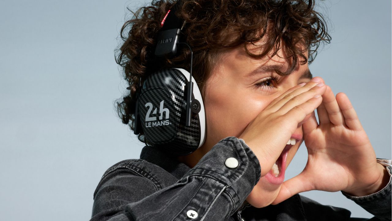 enfant portant un casque Alpine Muffy en train de crier