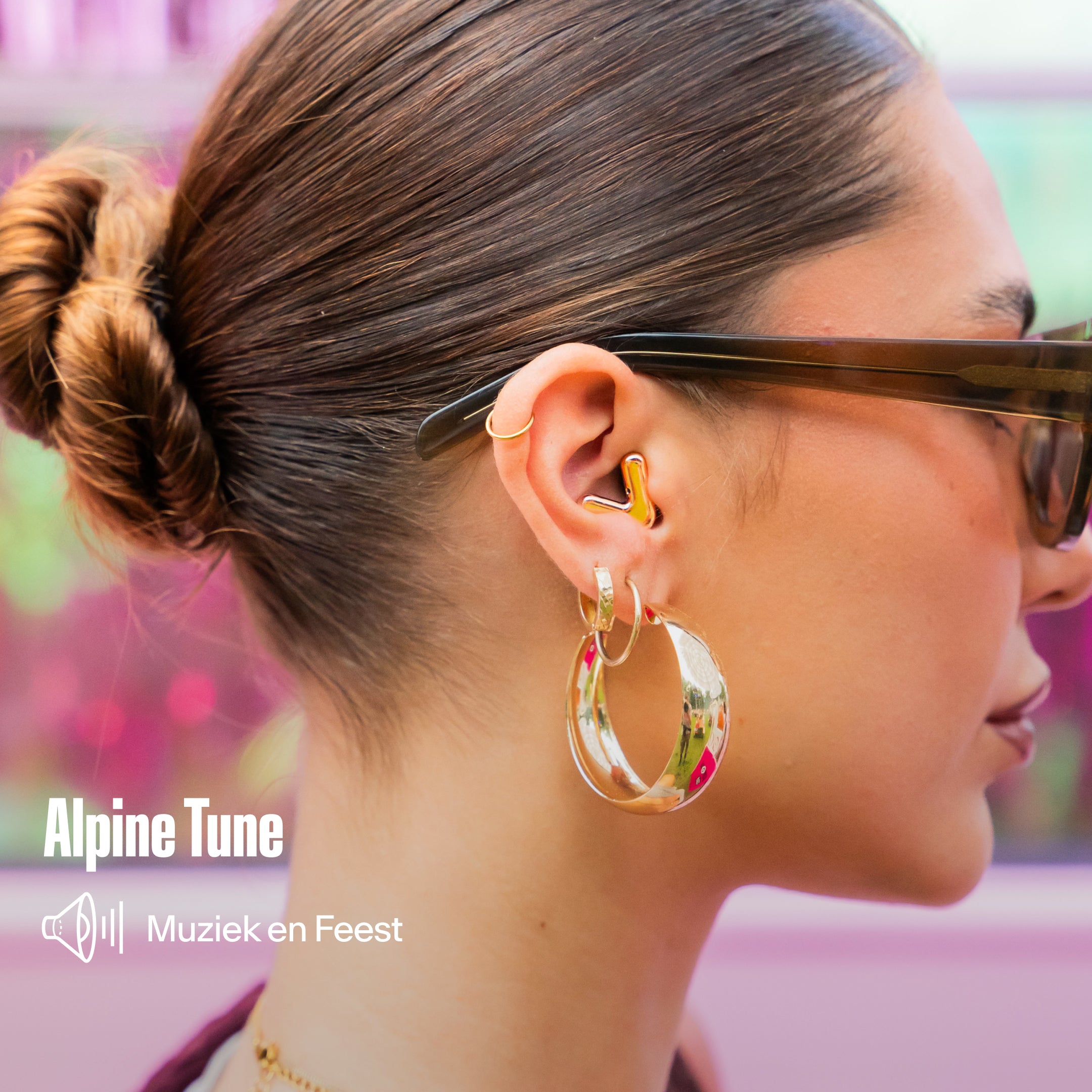 Person wearing Alpine Tune earplugs #color_gold #lang_nl