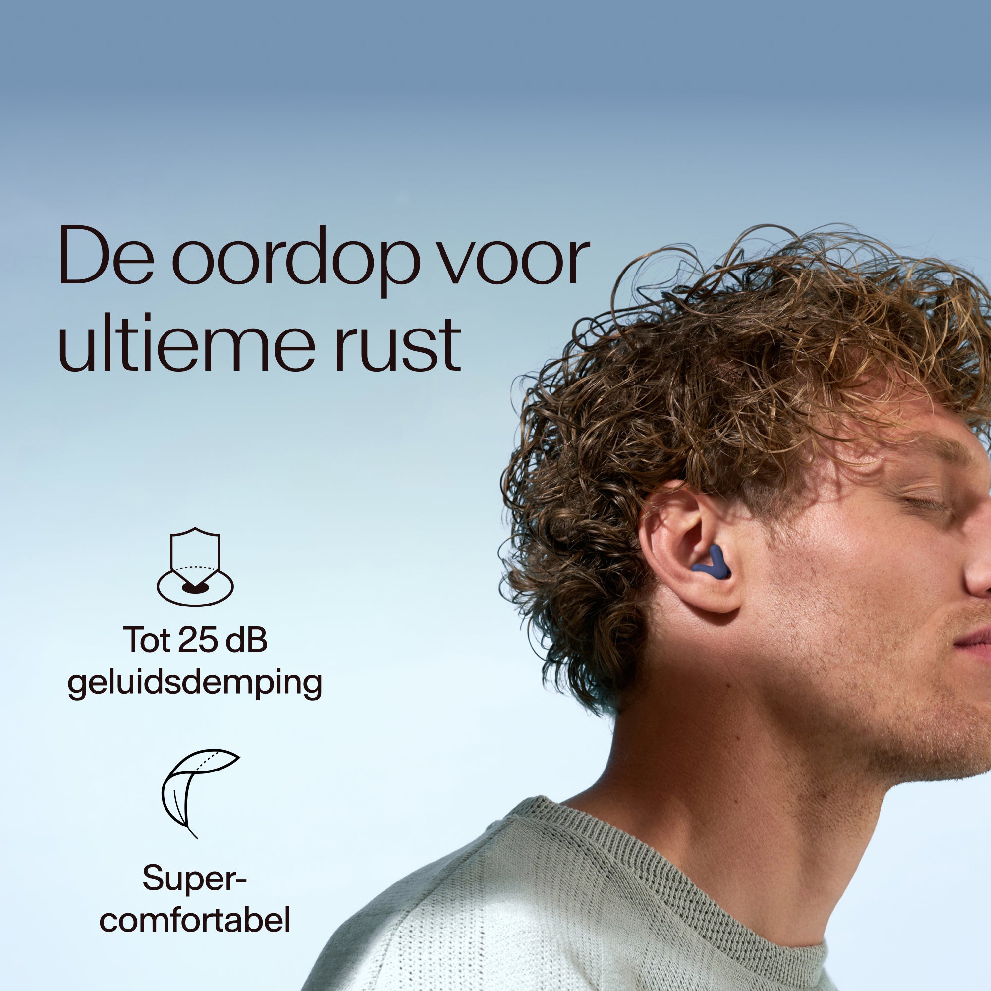 Man wearing earplugs with product features highlighted on a blue background #color_midnight-blue #lang_nl  #lang_nl