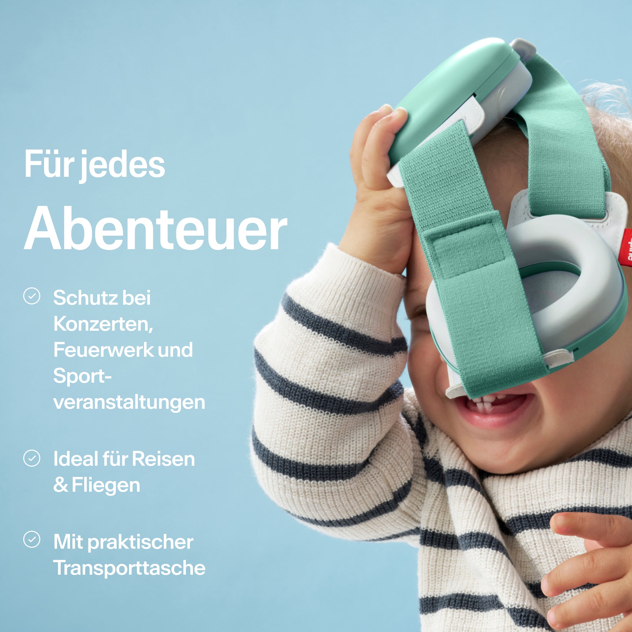 baby hält alpine muffy baby in sage green in der hand mit usps zum gebrauch