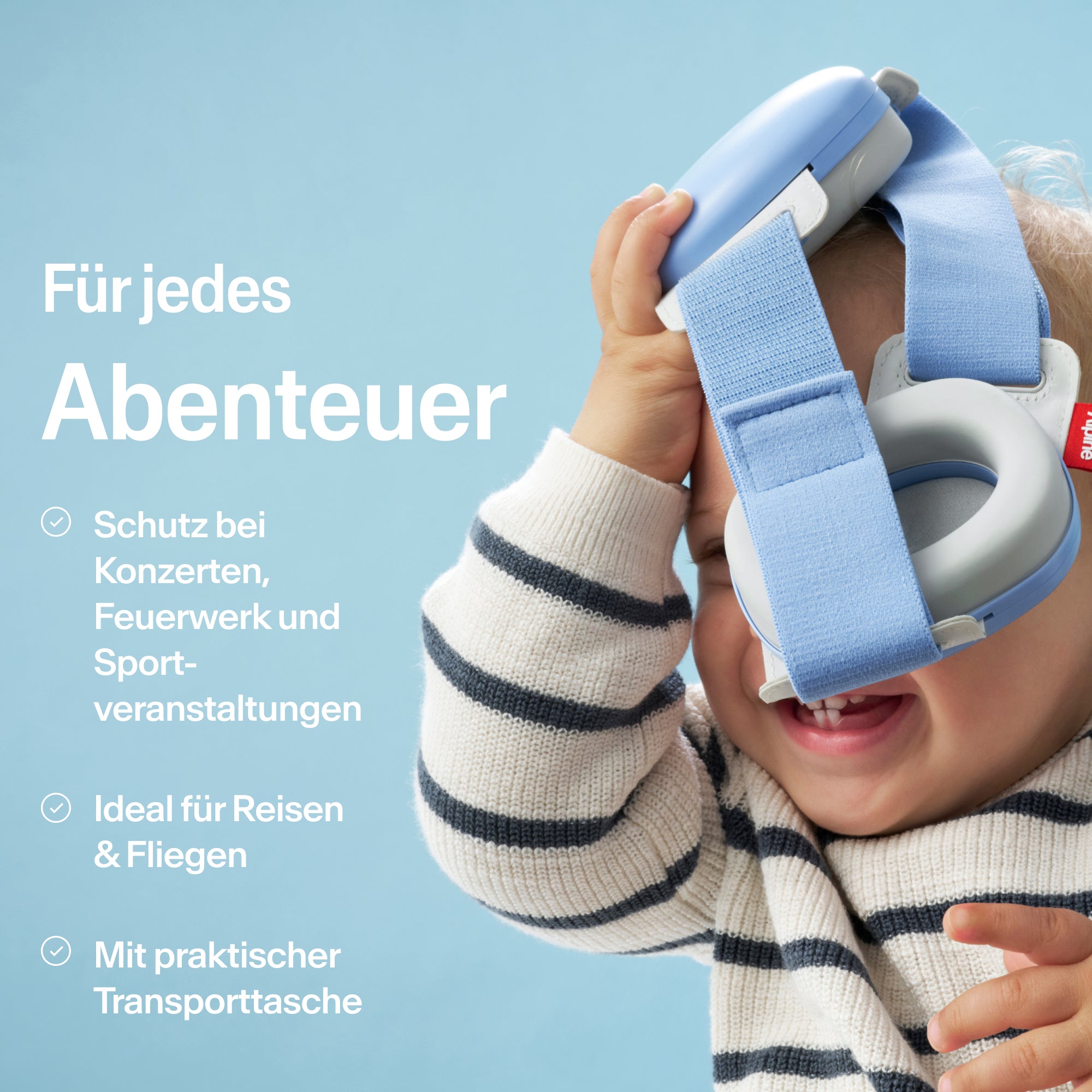 baby hält alpine muffy baby in sky blue in der hand mit usps zum gebrauch
