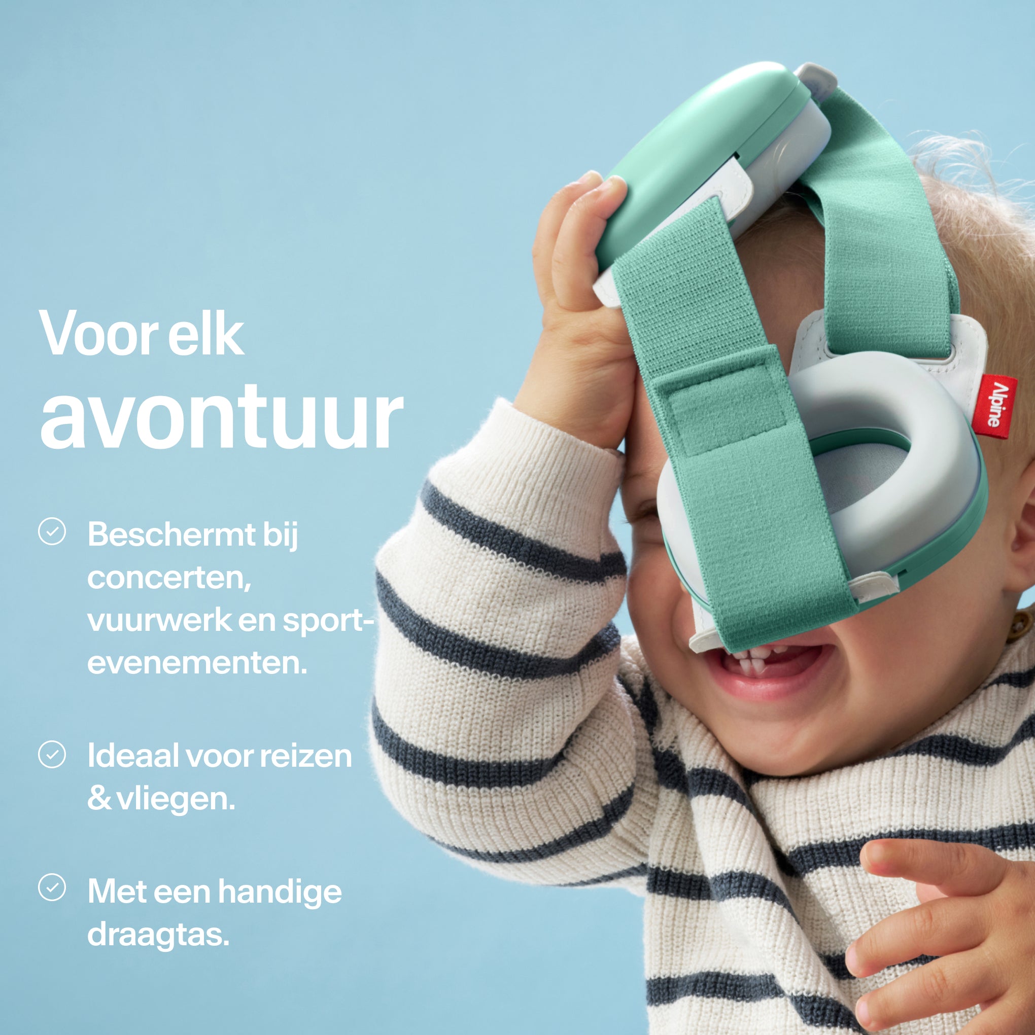 Baby houdt Alpine Muffy Baby in sage green in de hand met USPs voor gebruik #color_sage-green #lang_nl