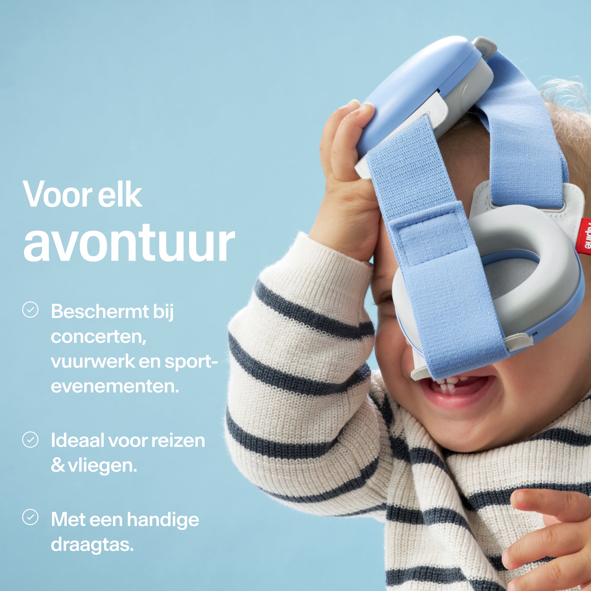 Baby houdt Alpine Muffy Baby in sky blue in de hand met USPs voor gebruik #color_sky-blue #lang_nl