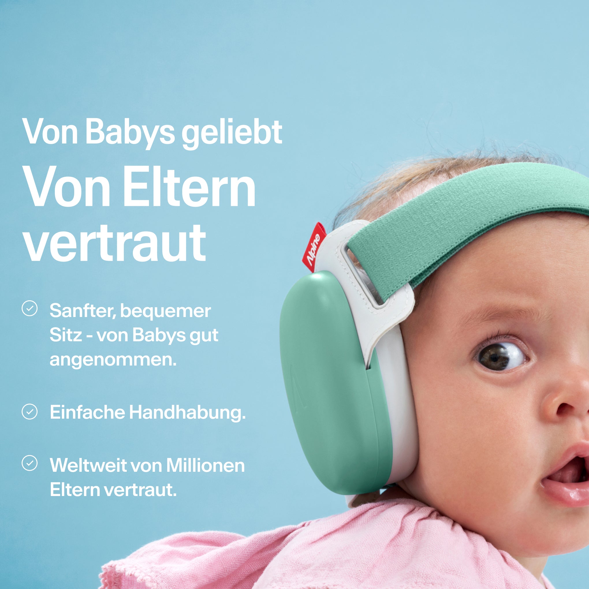 baby trägt alpine muffy baby in sage green auf dem kopf