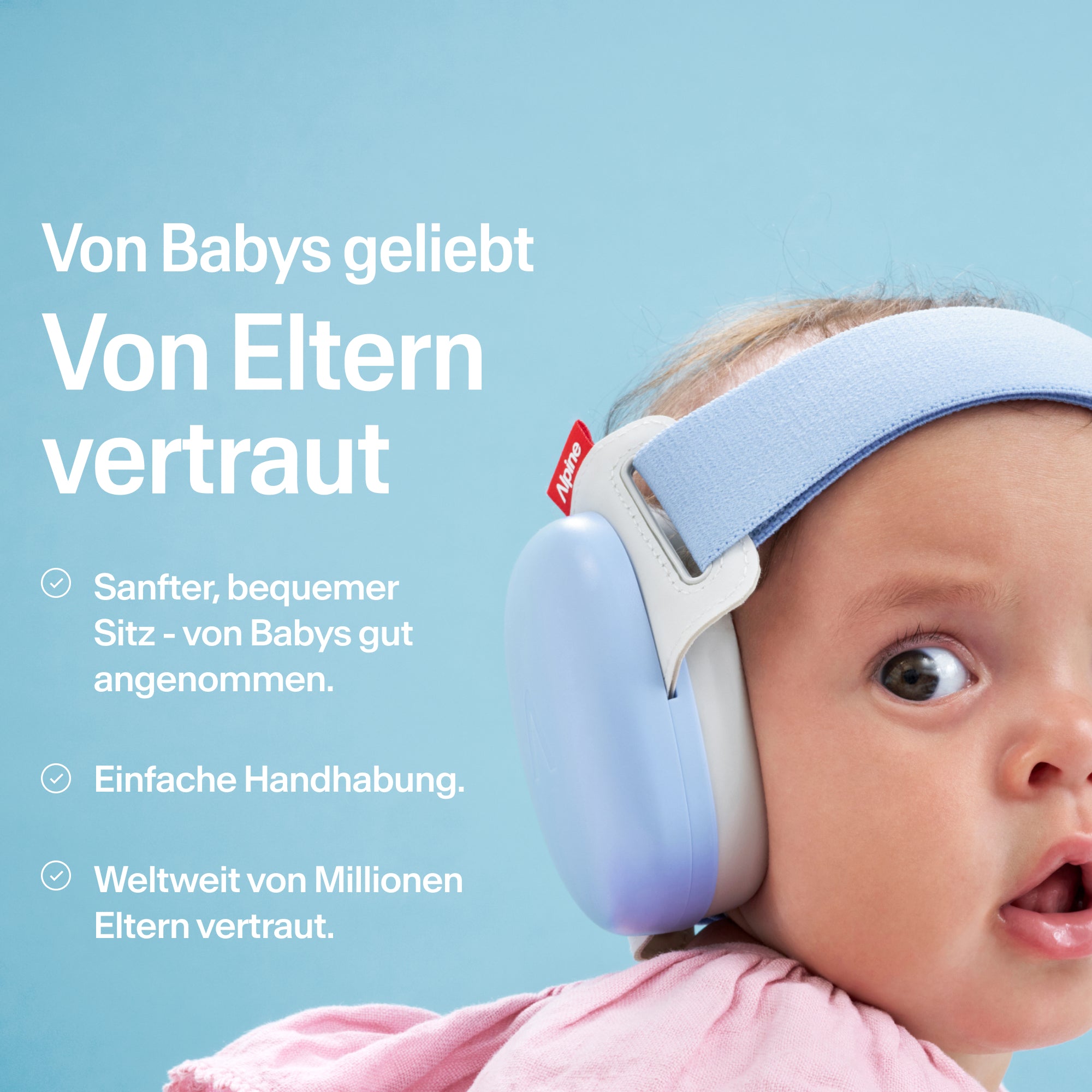 baby trägt alpine muffy baby in sky blue auf dem kopf
