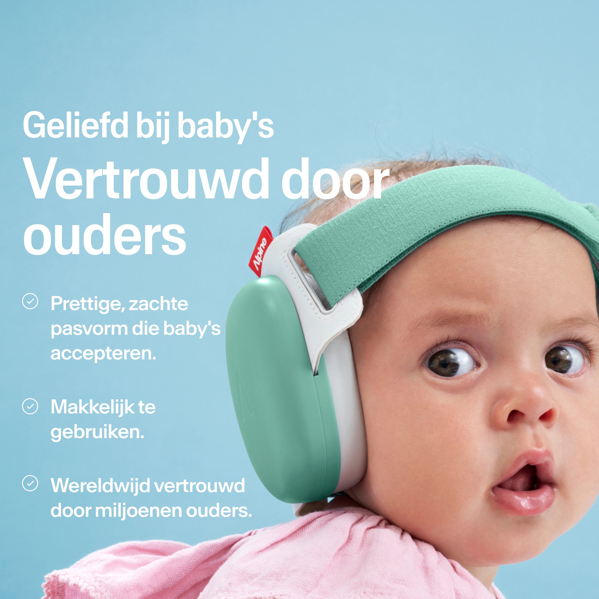 Baby draagt Alpine Muffy Baby in sage green op het hoofd #color_sage-green #lang_nl