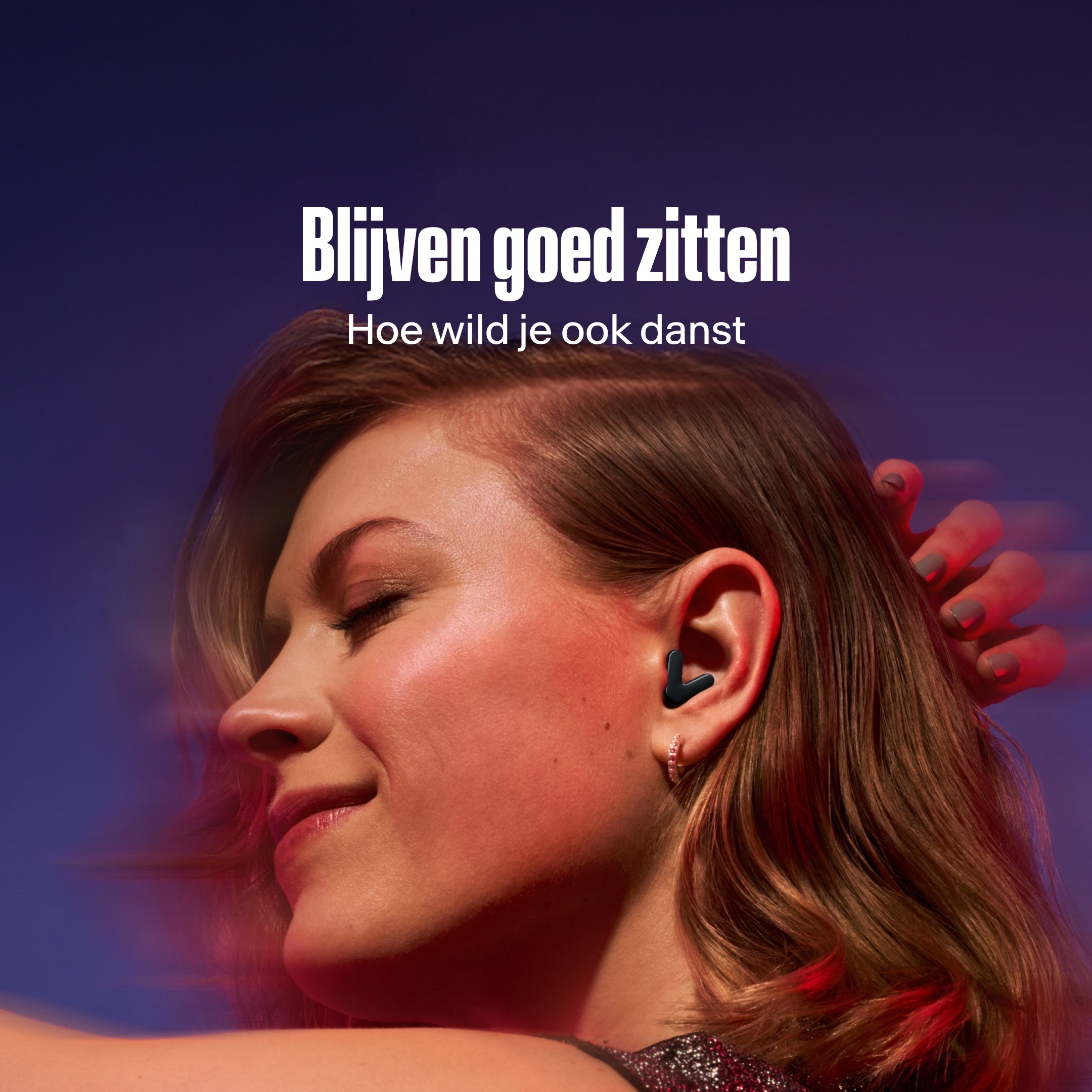 Vrouw draagt Alpine Tune in black terwijl ze danst #color_black #lang_nl