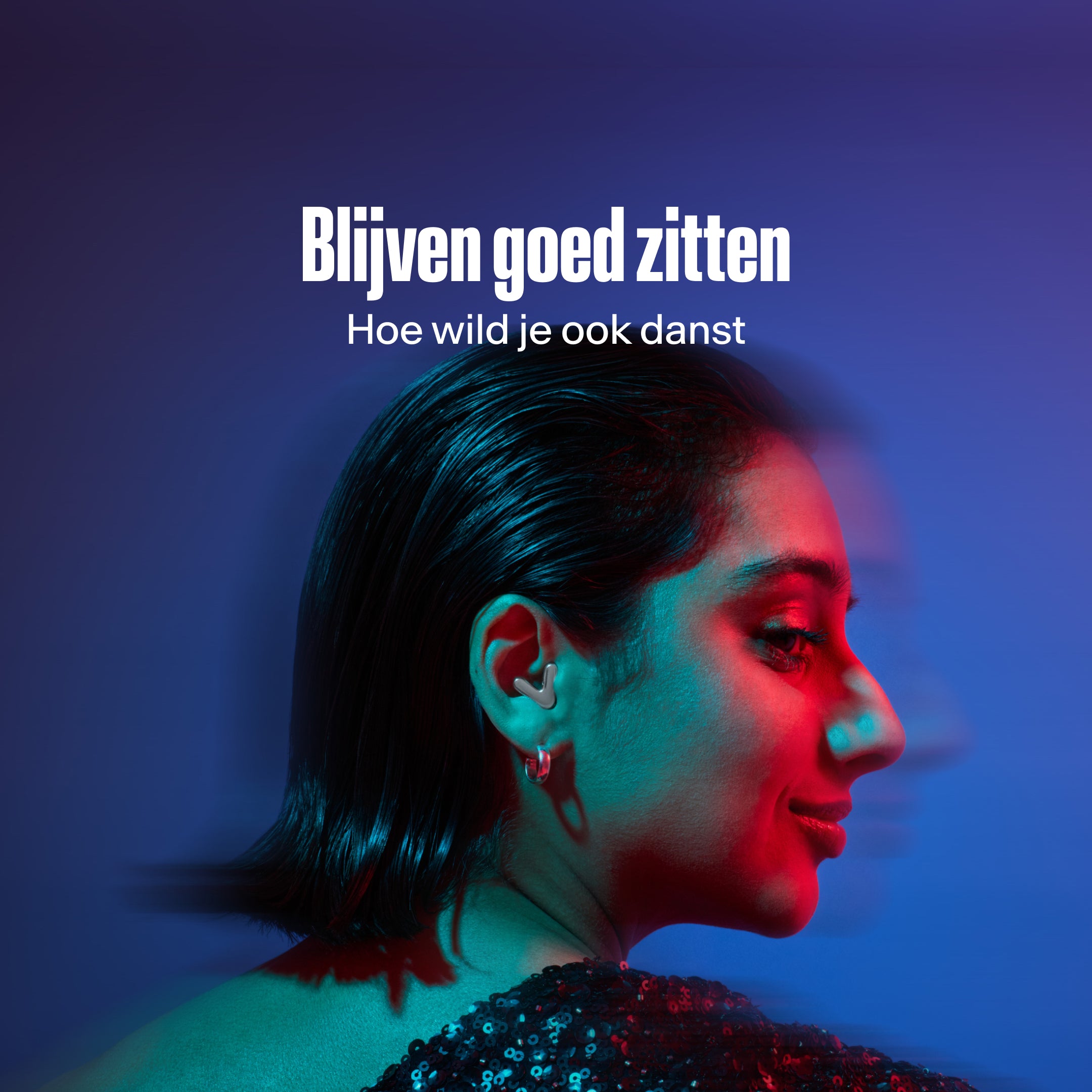 Vrouw draagt Alpine Tune in silver terwijl ze danst #color_silver #lang_nl