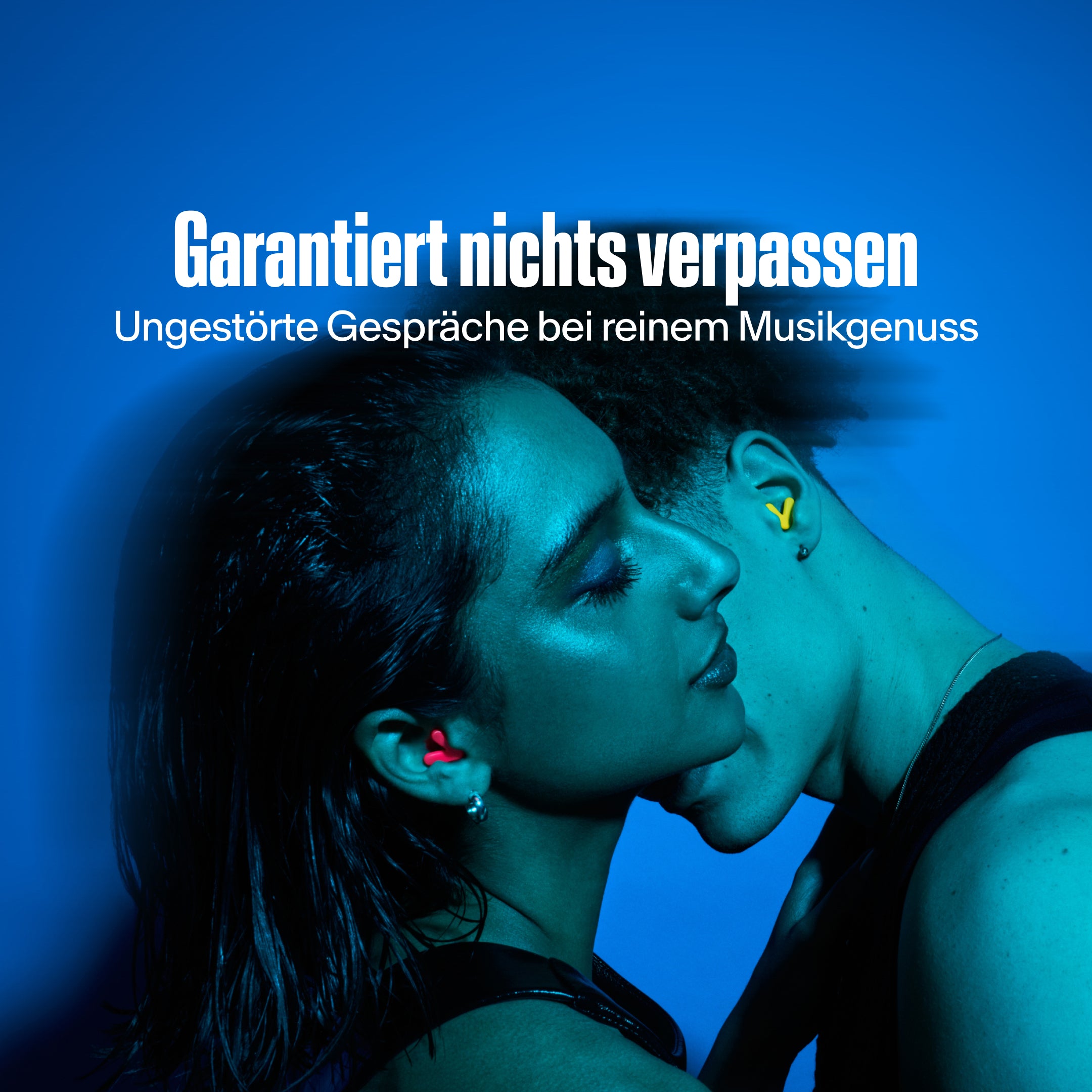 Mann und Frau mit Alpine Tune in neon pink und neon yellow tanzen gemeinsam #color_neon-pink #color_neon-yellow